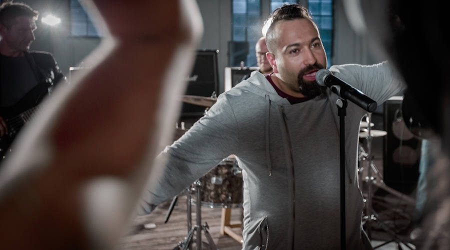 Kosma przedstawia teledysk do nowego singla "Tożsamość"